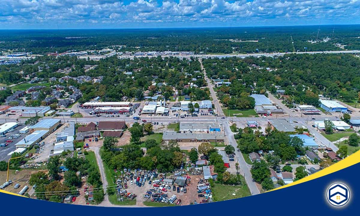 An aerial view of a vibrant area in Conroe, TX, illustrating the diverse amenities and community features that contribute to identifying the best neighborhoods in the region